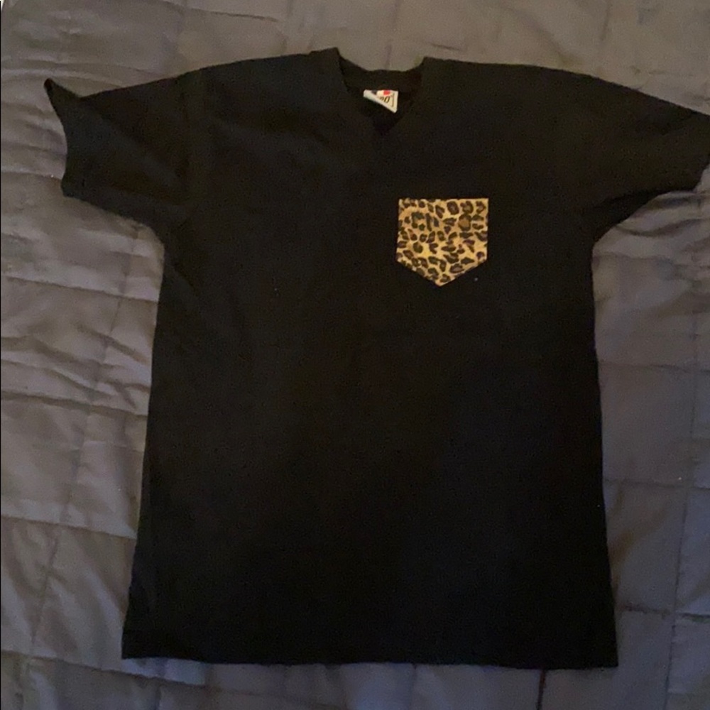 T-shirt with “cheetah” pattern pocket